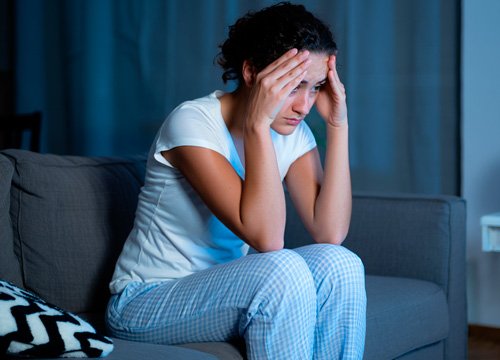 Девушка сидит на диване